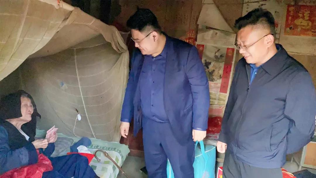 夕陽(yáng)無(wú)限好，敬老情更濃——東岳機(jī)械走訪百歲老人