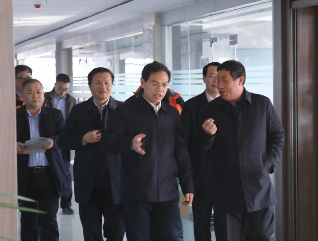 沂南縣縣委侯占夫書記一行蒞臨東岳機械調(diào)研工作 沂南縣縣委侯占夫書記一行蒞臨東岳機械調(diào)研工作