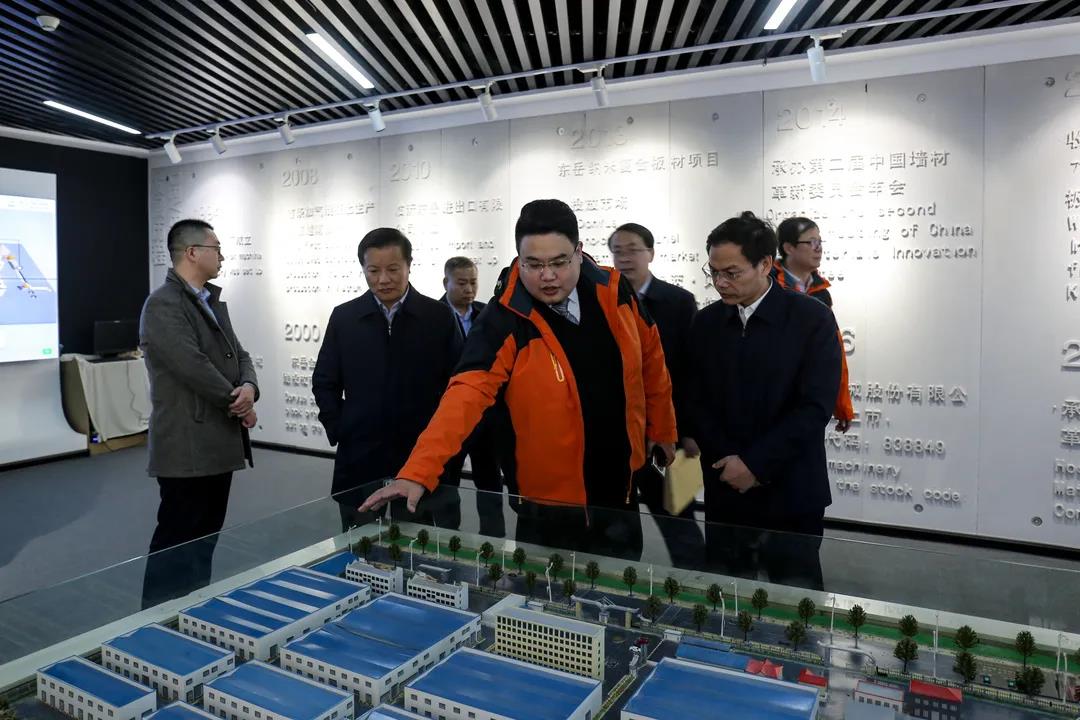 沂南縣縣委侯占夫書記一行蒞臨東岳機械調(diào)研工作 沂南縣縣委侯占夫書記一行蒞臨東岳機械調(diào)研工作